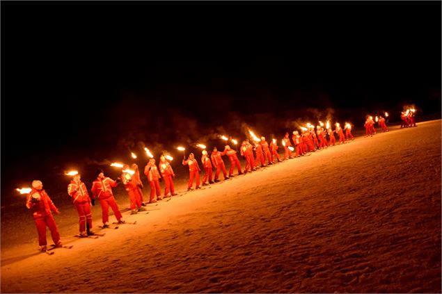 Descente aux flambeaux par nos monitrices et moniteurs de l'ESF - OT PEVA - LME