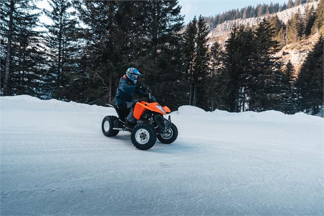 Baptême de conduite de quad sur glace - OT Flaine-Candice Genard