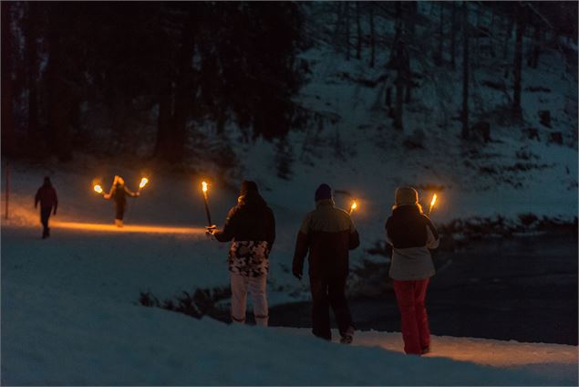 Balade aux flambeaux autour du lac de Montriond. - Vallée d'Aulps Tourisme, imprimerie Fillion