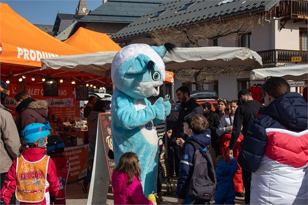 Emy la mascotte au marché - Albiez Animation