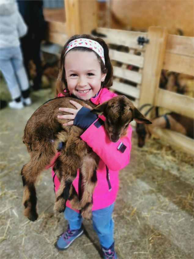 Petite fille qui porte un chevreau dans les bras - S. Moreau