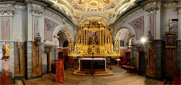 Le choeur et le retable doré. - Mairie d'Avrieux