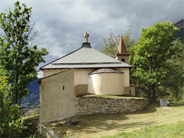 La chapelle Saint Benoit sous un rayon de soleil - Mairie d'Avrieux