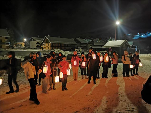 Balade aux lampions en hiver - Albiez Tourisme