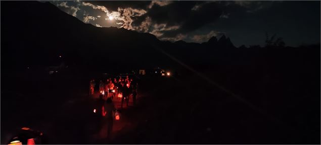 Balade contée aux lampions - groupe avec lampions - Albiez Tourisme