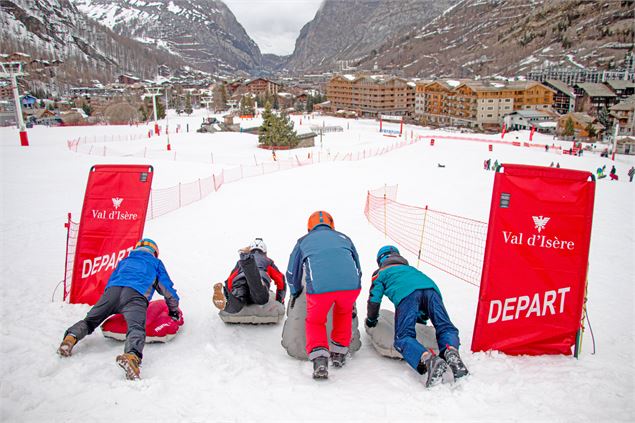 Airboard entre amis à Val d'Isère en hiver sur la piste de la Savonnette - Angèle Barreira