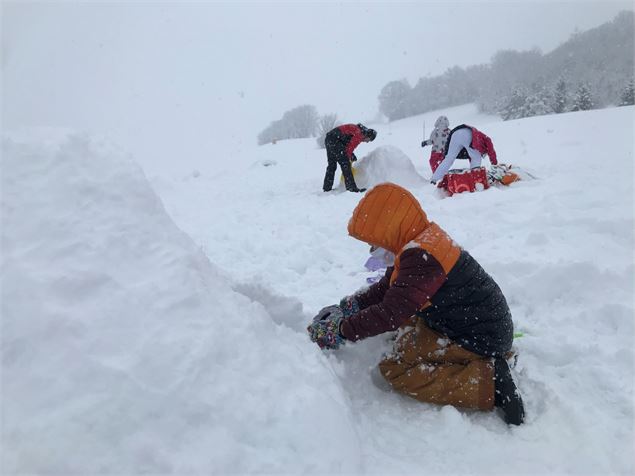 Enfant participant à la fabrication d'igloos au Col du Mollard - OT MCM