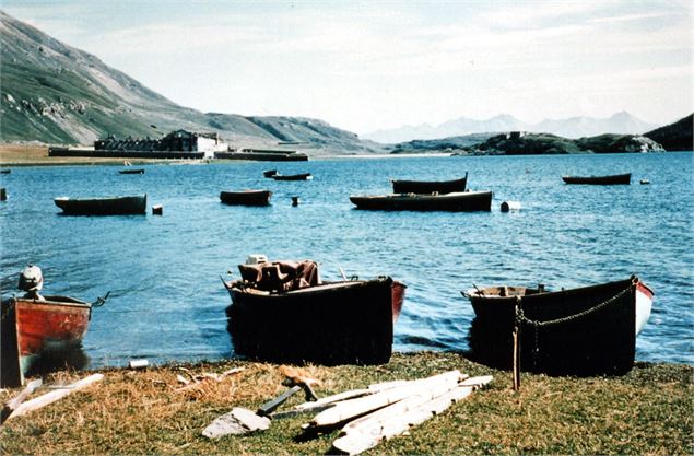 Barques de pêche sur le lac - EPM