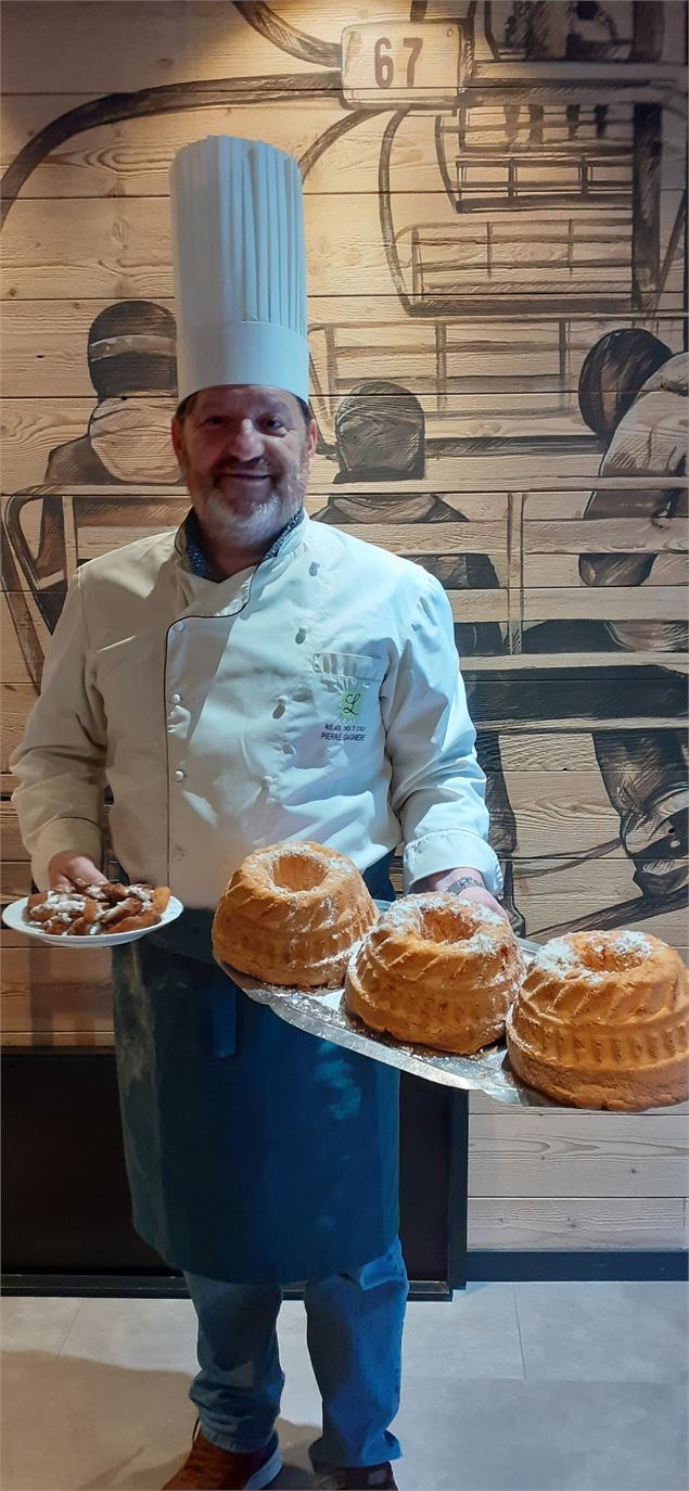 Pierre Gagnière avec des biscuits de Savoie et des 