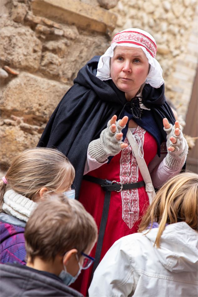 Visite théâtrale Pérouges - Marilou Perino