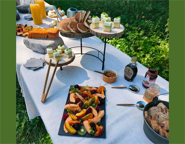 table de brunch dans l'herbe - Oxalys Gastronomie Vagabonde