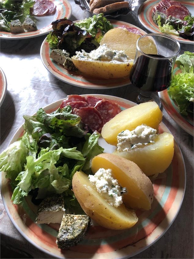 Traite des chèvres et assiette locale à la ferme