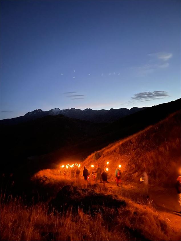 Torches lumineuses de la veillée lumineuse - Office de Tourisme de Saint Jean d'Arves Les Sybelles