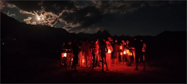 Groupe avec lampions dans la nuit - Albiez Animation