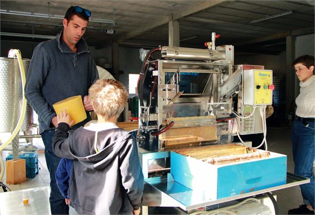 visite commentée de la fabrication miellerie des Arves - Office de Tourisme SJA