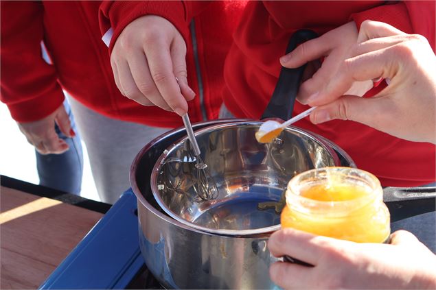 Préparation de produits de beauté avec du miel pendant l'atelier délice de miel - Office de Tourisme