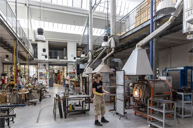 Maître verrier plasticienne créant une oeuvre de verre - Quentin Trillot. Ville d'Annecy