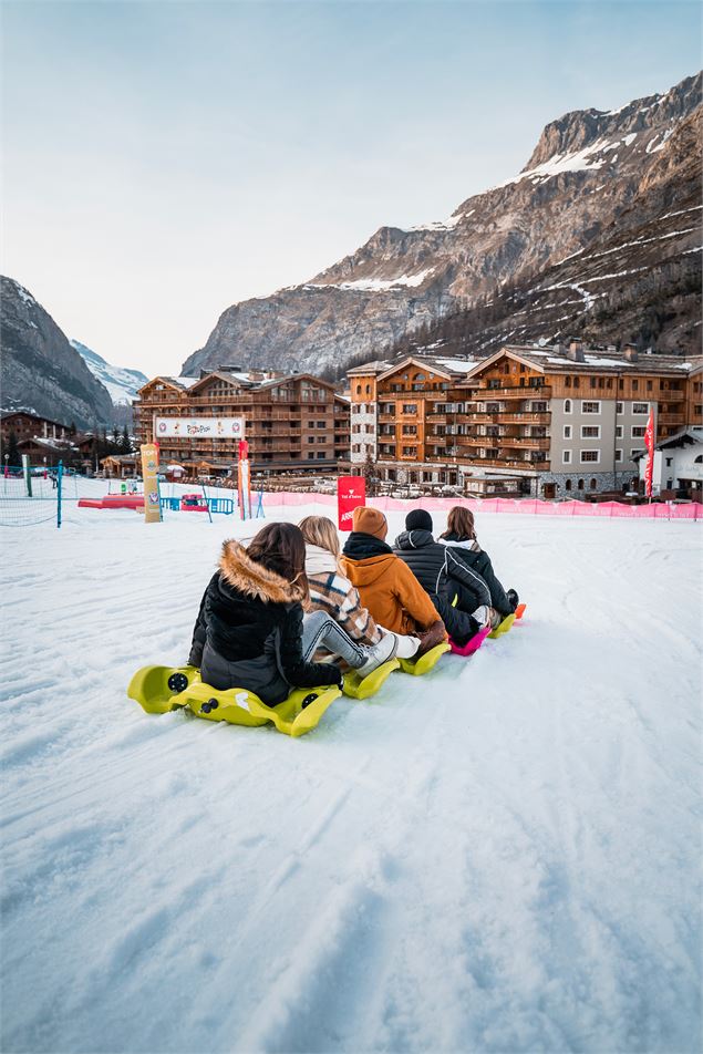 Snake Gliss entre amis à Val d'Isère en hiver sur la piste de la Savonnette - Yann Allegre