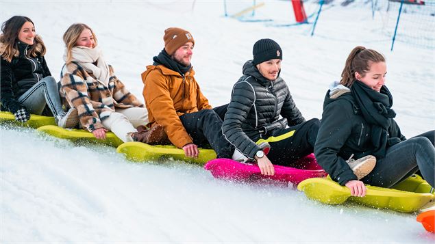 Snake Gliss entre amis à Val d'Isère en hiver sur la piste de la Savonnette - Yann Allegre