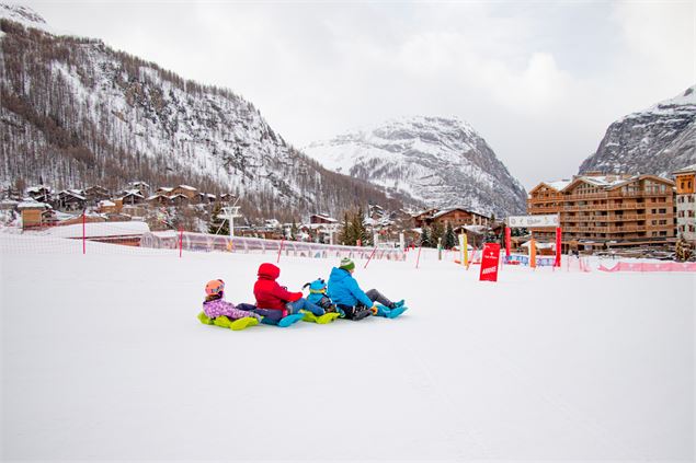 Snake Gliss en famille à Val d'Isère en hiver sur la piste de la Savonnette - Yann Allegre