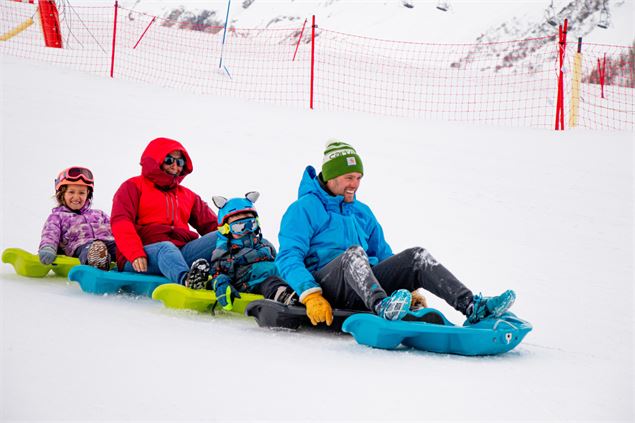 Snake Gliss en famille à Val d'Isère en hiver sur la piste de la Savonnette - Yann Allegre