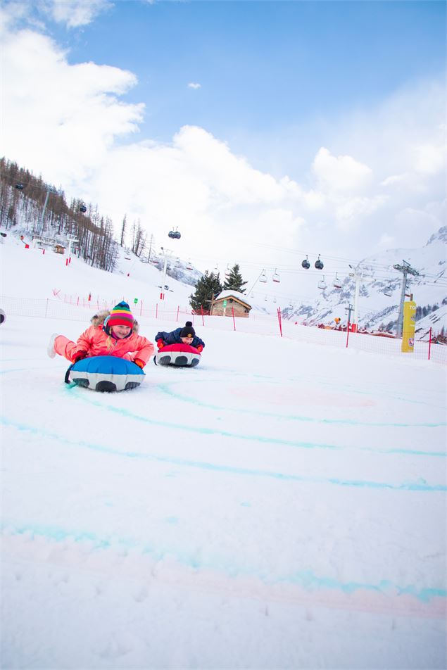 Curling humain en famille à Val d'Isère en hiver sur la piste de la Savonnette - Angèle Barreira