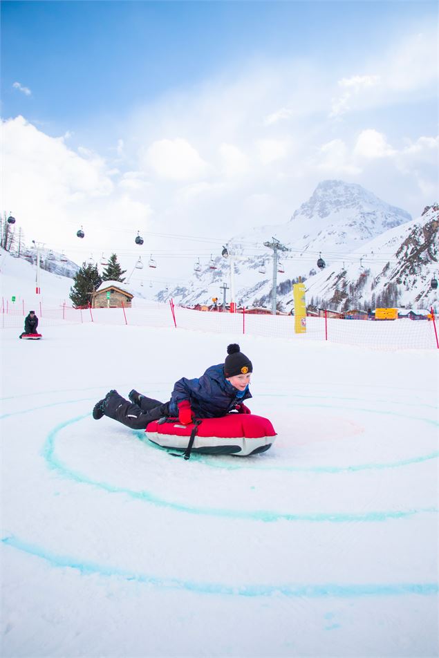 Curling humain en famille à Val d'Isère en hiver sur la piste de la Savonnette - Angèle Barreira