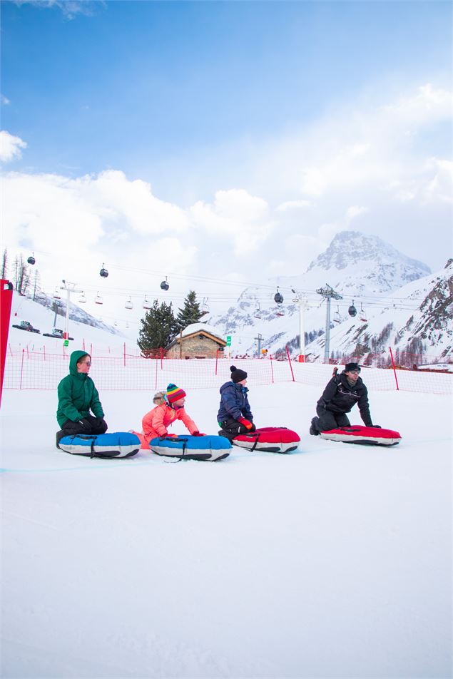 Curling humain en famille à Val d'Isère en hiver sur la piste de la Savonnette - Angèle Barreira