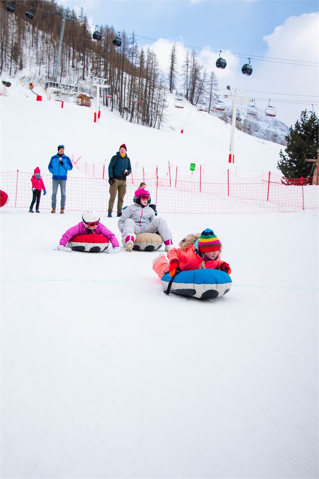 Curling humain en famille à Val d'Isère en hiver sur la piste de la Savonnette - Angèle Barreira