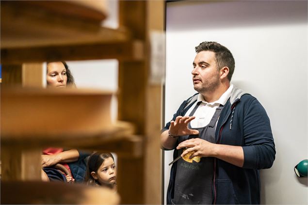 Vincent explique l'affinage du fromage Abondance - L.Meyer_Châtel