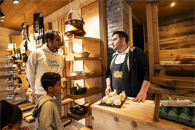 Vincent propose une dégustation de fromages en fin de visite - L.Meyer_Châtel