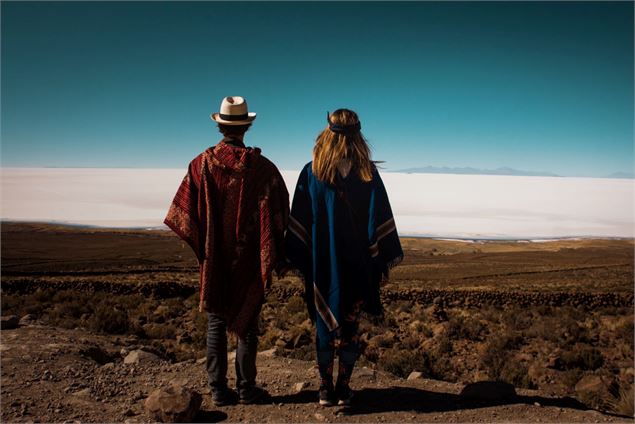 Couple regardant l'horizon - Yannick Bellissand