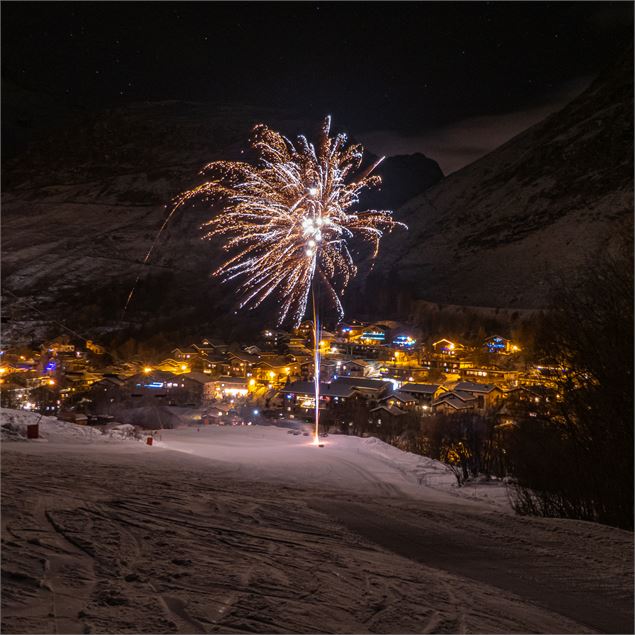 Feux d'artifice au dessus du village - google