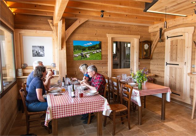 Apéro bergerie chez les bergers Priscilla et Pierre_Haut Valromey - Fréderic Scali - Office de Touri