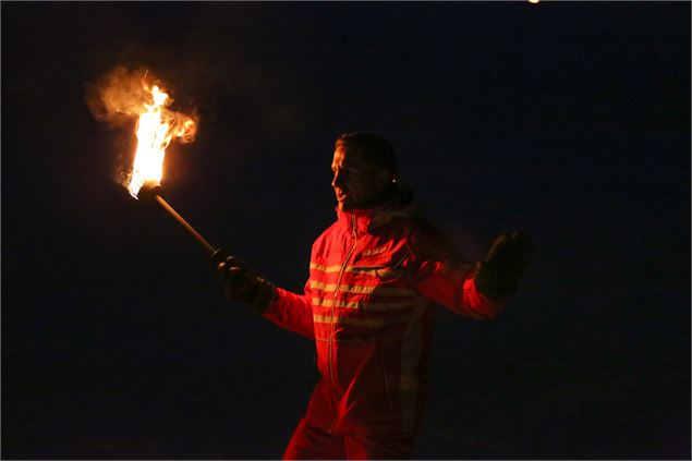 Les Moniteurs de l'ESF de La Rosière vous offrent une Descente aux Flambeaux magique !