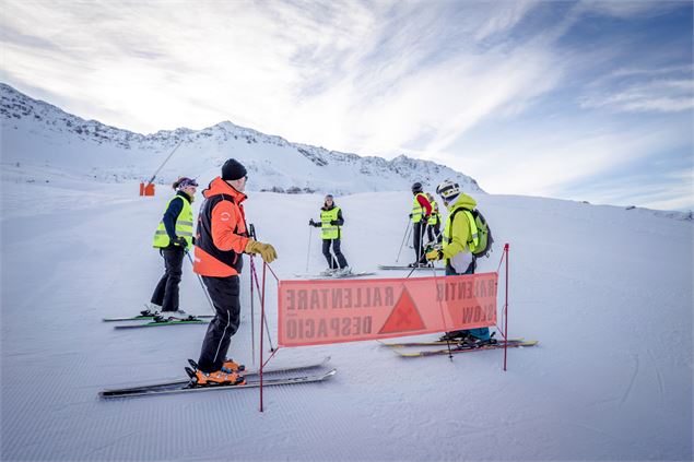 Un groupe avec un pisteur - Romuald Terranova