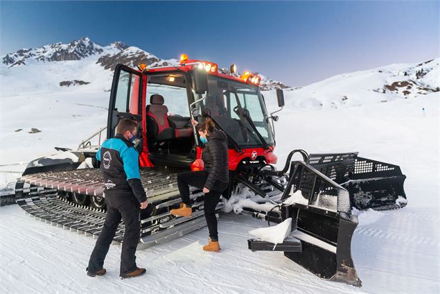 Un dameur qui échange avec la cliente dans le cadre de Monte dans ma dameuse à Saint François Longch