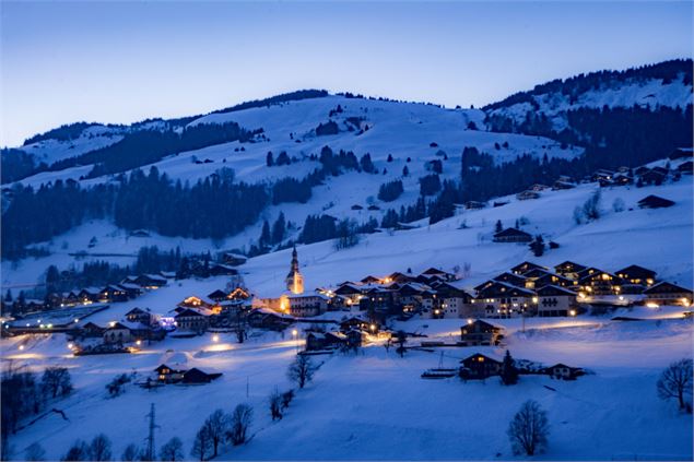 Village d'Hauteluce enneigé et de nuit