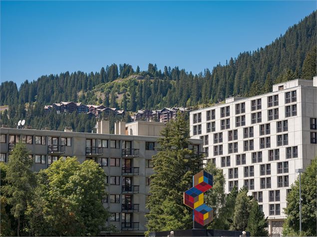 Vue des Trois Hexagones avec le bâtiment de Bételgeuse en fond - OT Flaine-Candice Genard