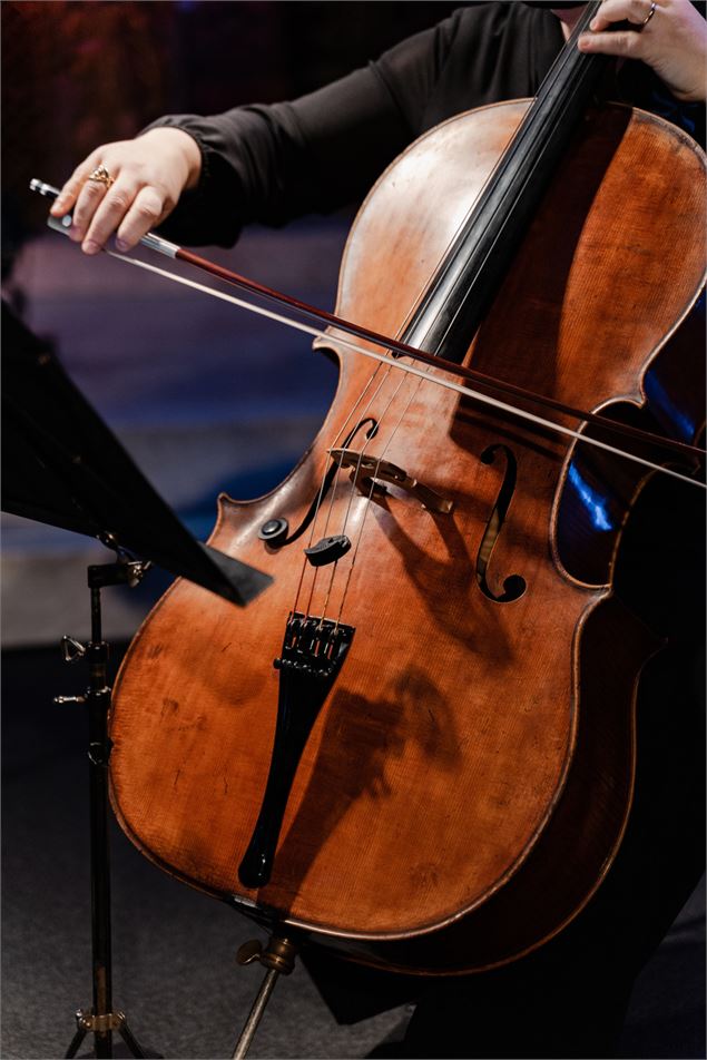 Musicien et son instrument pendant le festival Classicaval de Val d'Isère - Val d'Isère Tourisme