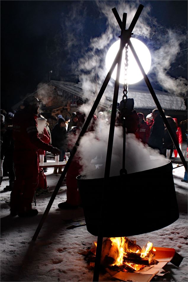 Descente aux flambeaux de Praz sur Arly - Office de tourisme de Praz sur Arly