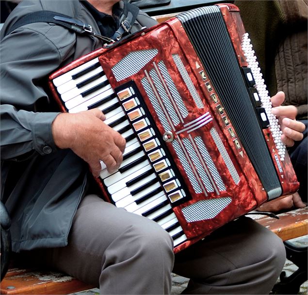 Accordéoniste avec son instrument rouge - M.Cecillon-OTHMV