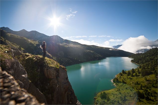 Hommes surplombant le barrage et admirant la vue sous un beau soleil - CCHMV