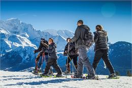 Raquettes en famille vue Mont Blanc - Luke Jeffery