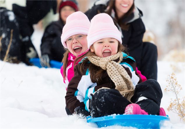 Des enfants en luge - @Canva