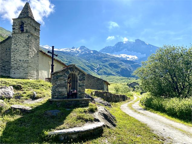 Chemin qui borde la chapelle dans le  hameau d'Avérole - CCHMV