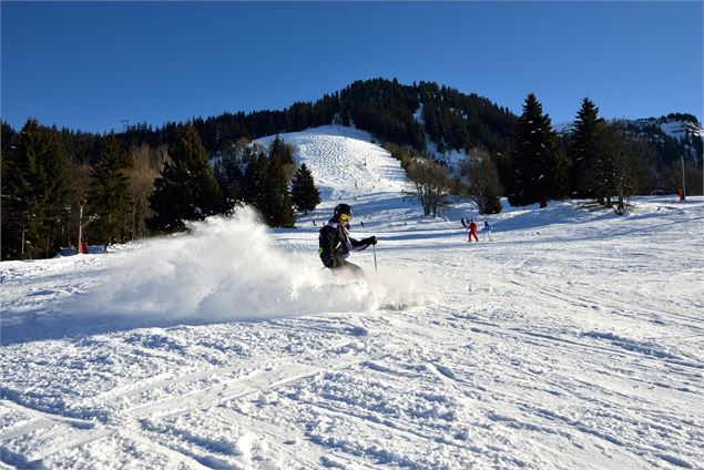 Skieur en descente sur la piste du Grand tour - Charles Savouret