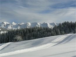 Itinéraire raquette 26 - vue Chaine Aravis - csardin Le Grand-Bornand Tourisme