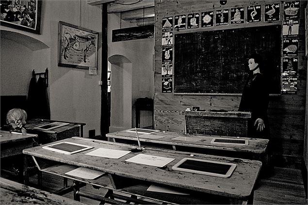 reconstitution du salle de classe et passage du certificat d'étude - L. Martinetto