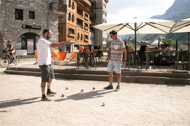 Deux amis qui jouent à la pétanque à Val d'Isère en été - Esther Vittot